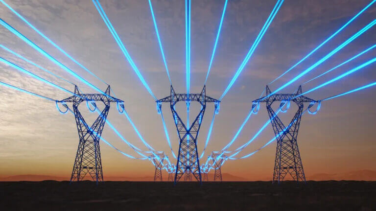 Torres de transmisión con líneas azules que representan datos en tiempo real para una red eléctrica inteligente.