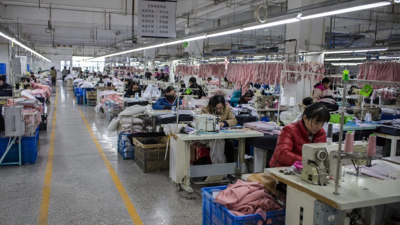 Interior de una fábrica de ropa en China.