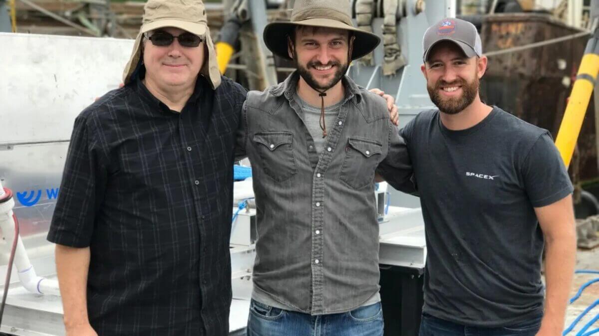 Los cofundadores de Panthalassa, Brian Moffat (izquierda) y Garth Sheldon-Coulson (centro), junto al ingeniero jefe Daniel Place.