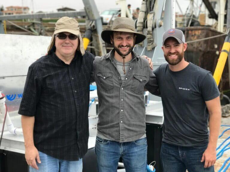 Los cofundadores de Panthalassa, Brian Moffat (izquierda) y Garth Sheldon-Coulson (centro), junto al ingeniero jefe Daniel Place.