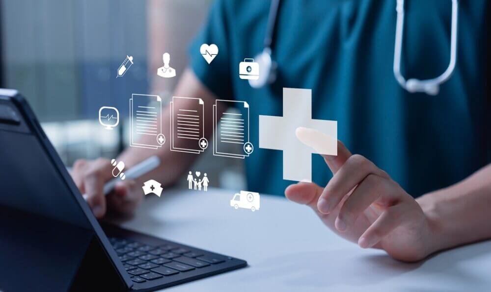 Interfaz digital con documentos médicos e íconos de salud, vinculada con datos, documentación y automatización en farma.
