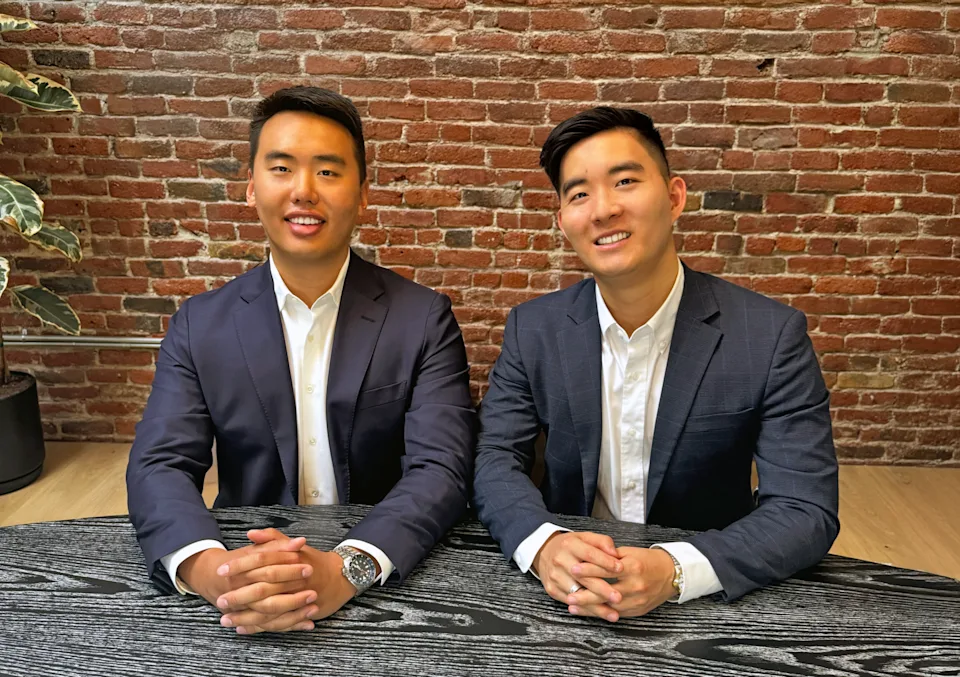 Los cofundadores de Assort Health, Jeff Liu (izquierda) y Jon Wang.
