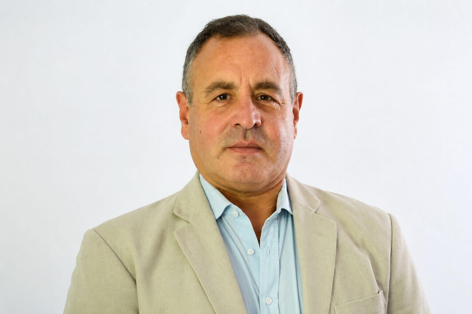 Retrato de Daniel Pablo Paz, director de Logsis, especialista consultado sobre gemelos digitales en alimentos y bebidas y simulación de plantas productivas.