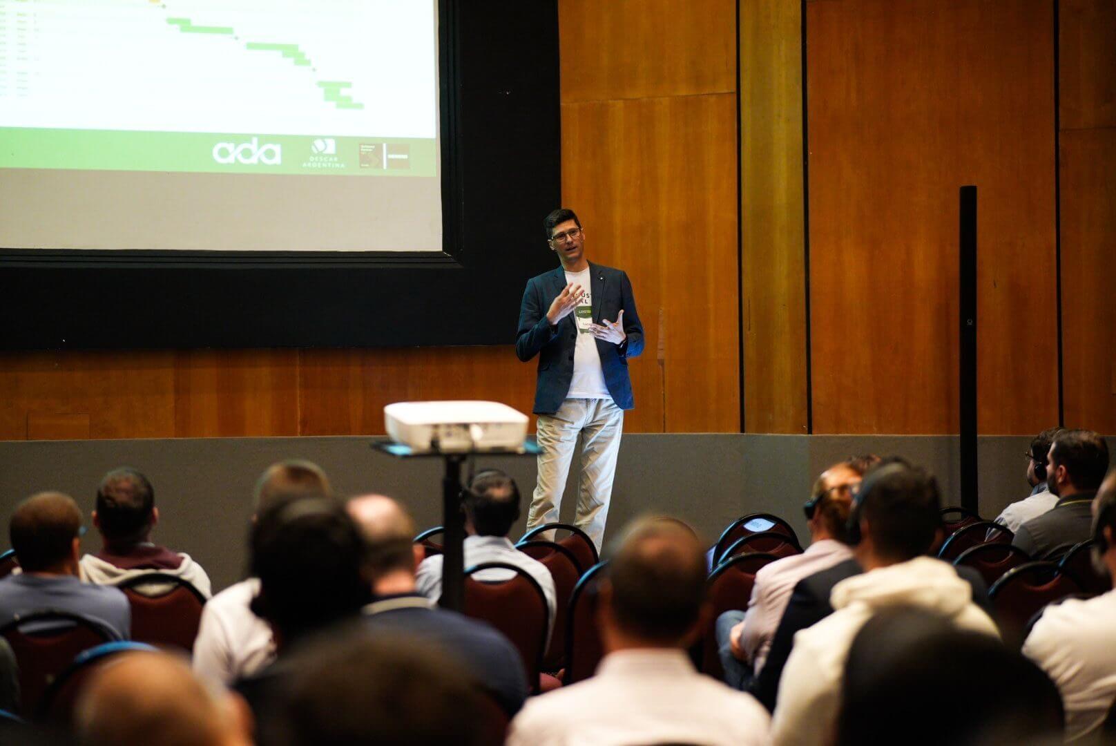 Lucas De Cecco expone ante profesionales del sector industrial durante una presentación sobre gemelos digitales en alimentos y bebidas y simulación de procesos productivos.