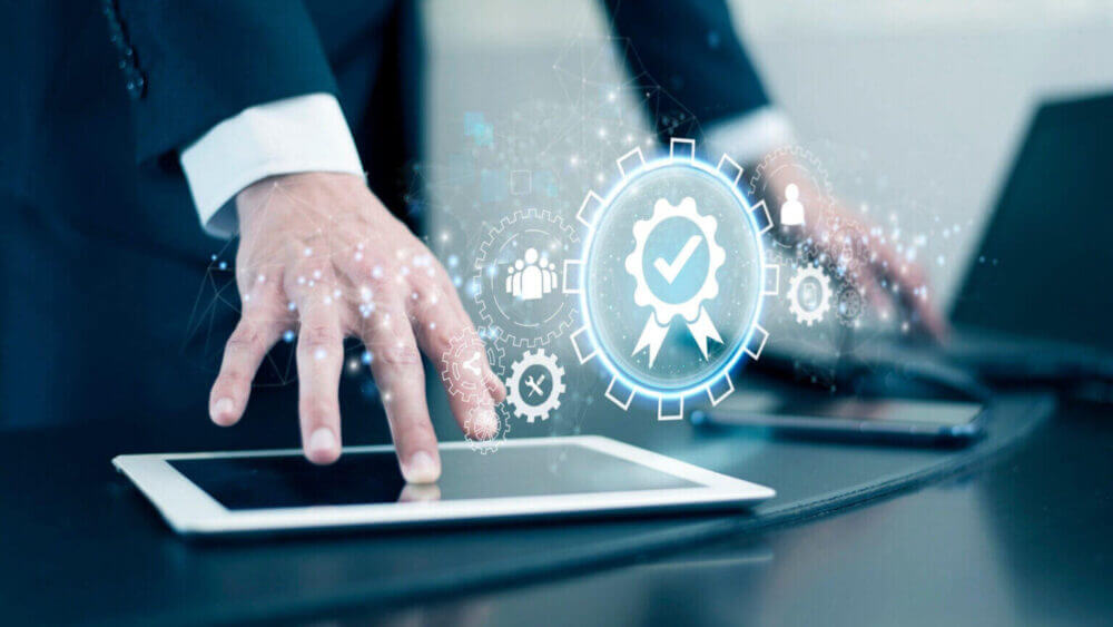 Ejecutivo usa una tablet con íconos digitales de validación, una escena que representa AI-ready data en banca y gobierno de datos para modelos de IA.