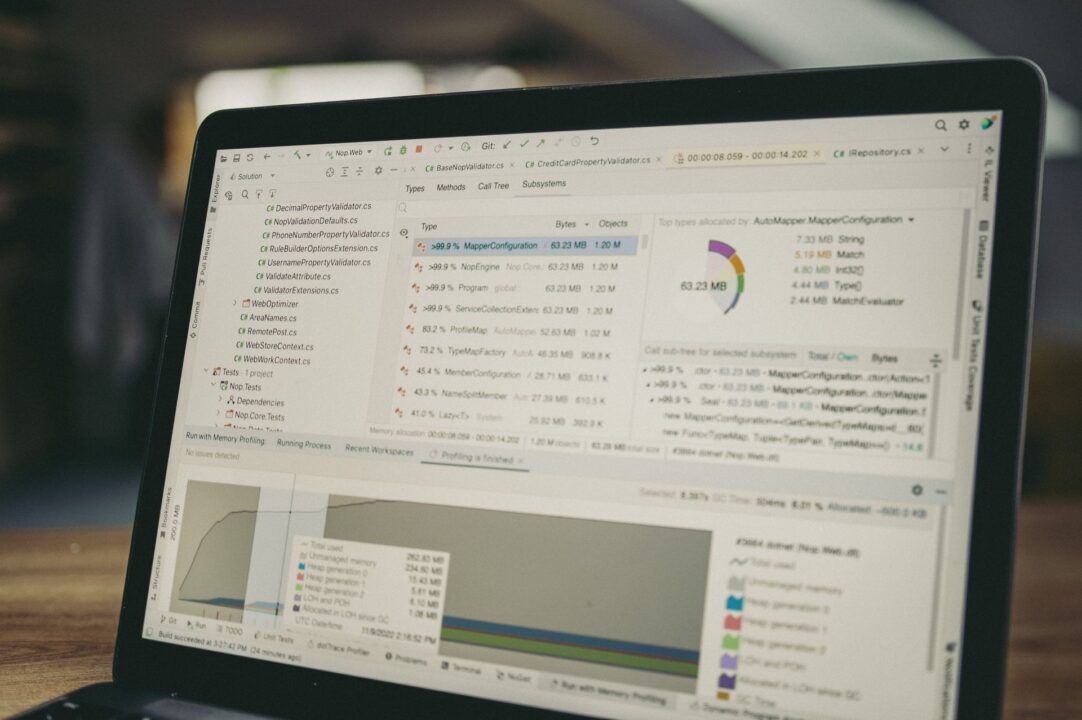 Pantalla de una notebook con herramientas de desarrollo, métricas y gráficos de rendimiento, vinculada al uso de software para medir servicios industriales y modelos de cobro por uso.
