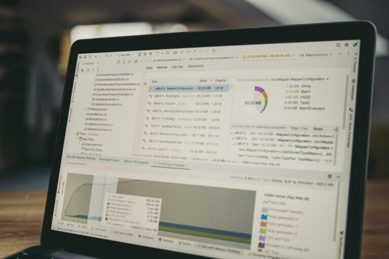Pantalla de una notebook con herramientas de desarrollo, métricas y gráficos de rendimiento, vinculada al uso de software para medir servicios industriales y modelos de cobro por uso.