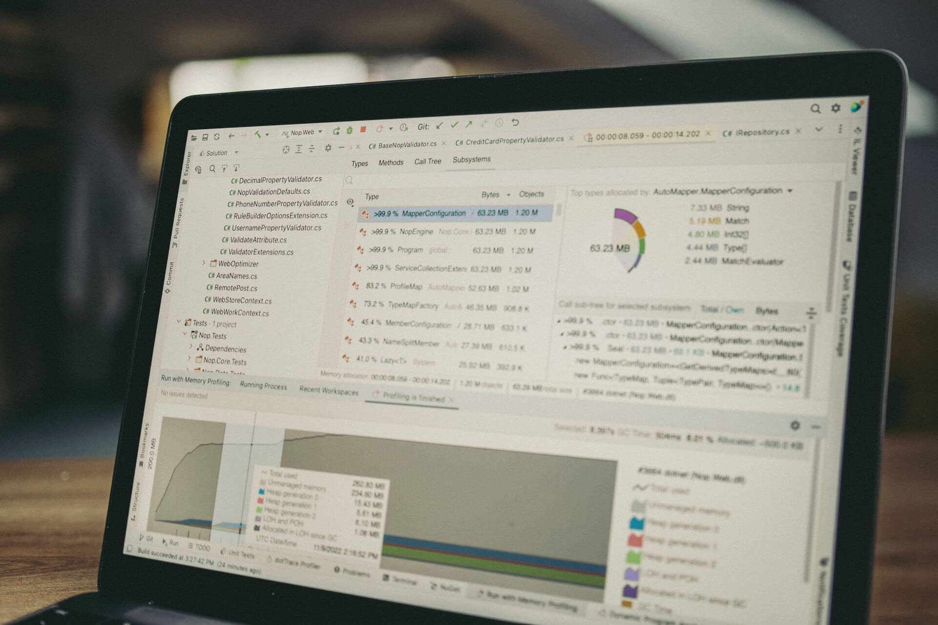 Pantalla de una notebook con herramientas de desarrollo, métricas y gráficos de rendimiento, vinculada al uso de software para medir servicios industriales y modelos de cobro por uso.