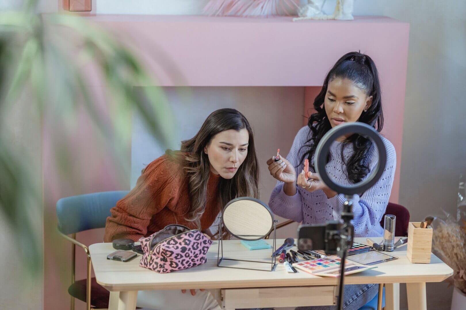 Influencers creando contenido en las redes sociales.