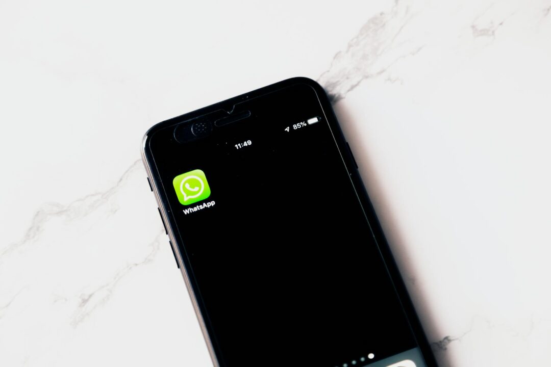 Teléfono móvil con el ícono de WhatsApp en pantalla, asociado a fraudes por mensajería e ingeniería social.
