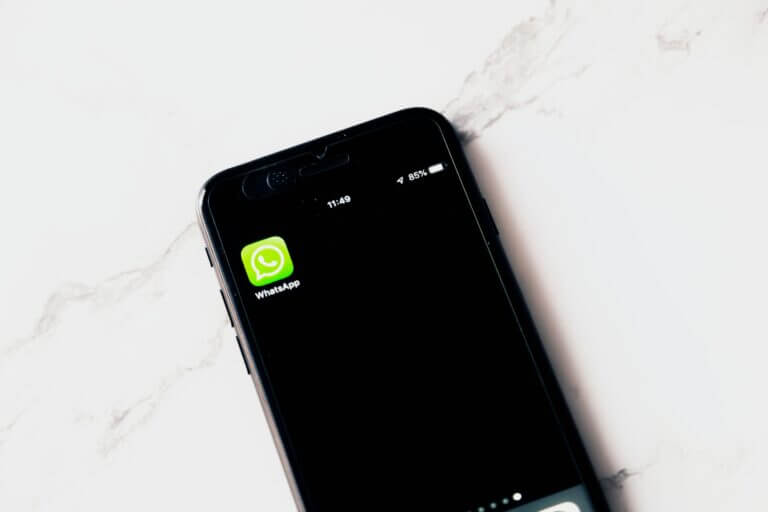 Teléfono móvil con el ícono de WhatsApp en pantalla, asociado a fraudes por mensajería e ingeniería social.