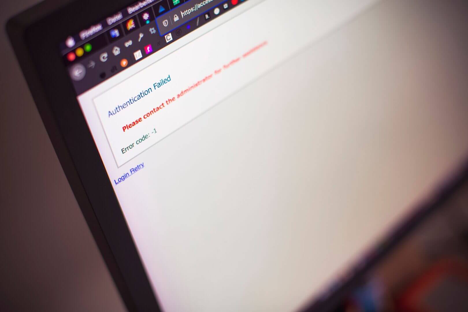 Pantalla de laptop con mensaje de autenticación fallida durante un intento de acceso a una plataforma web.