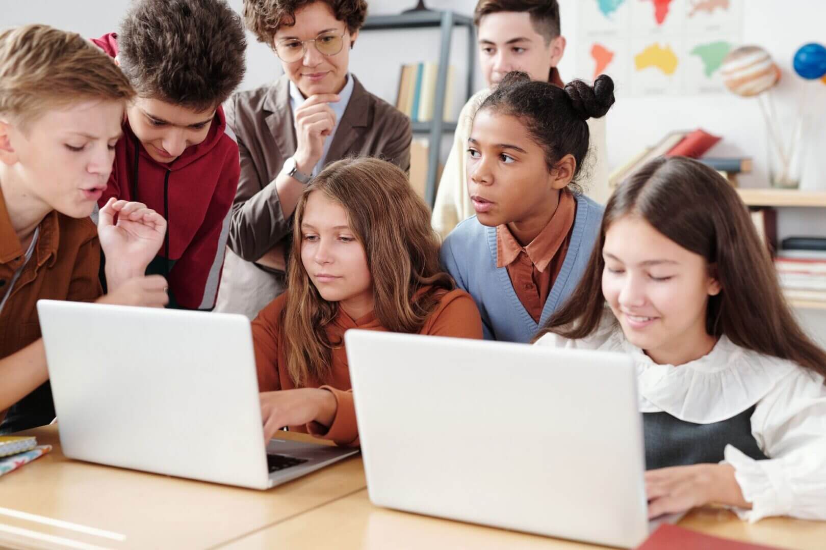 Chicos en la escuela.