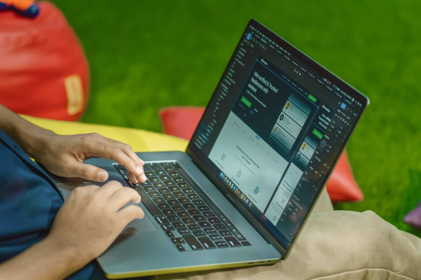 Notebook y tablet sobre un escritorio muestran pantallas de facturación, precios y gestión administrativa, en referencia a la digitalización de cobranzas y servicios recurrentes.