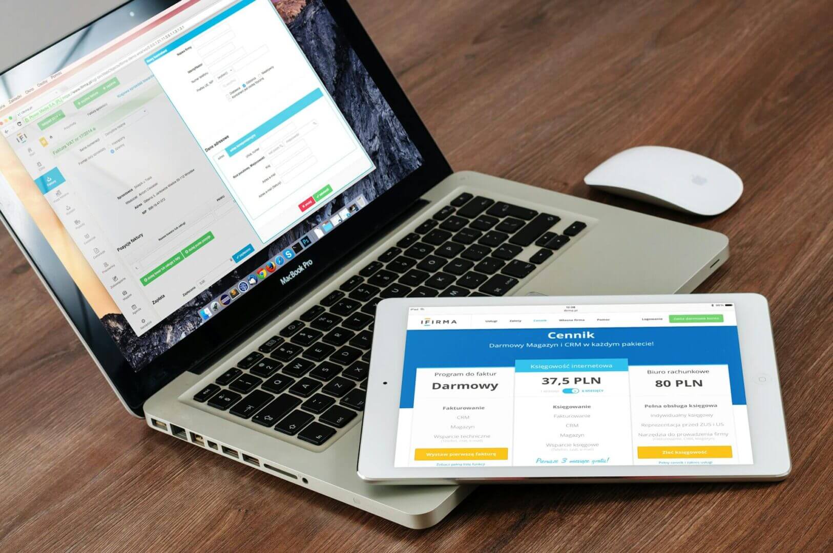 Persona trabajando en una notebook con una interfaz de software abierta, como representación de plataformas digitales que permiten administrar servicios, datos y experiencias de clientes industriales.