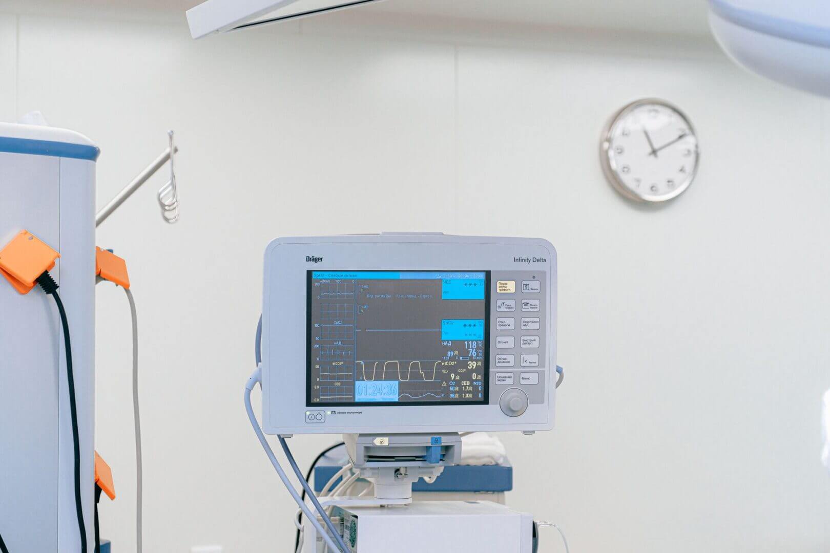 Monitor médico encendido dentro de una sala hospitalaria.