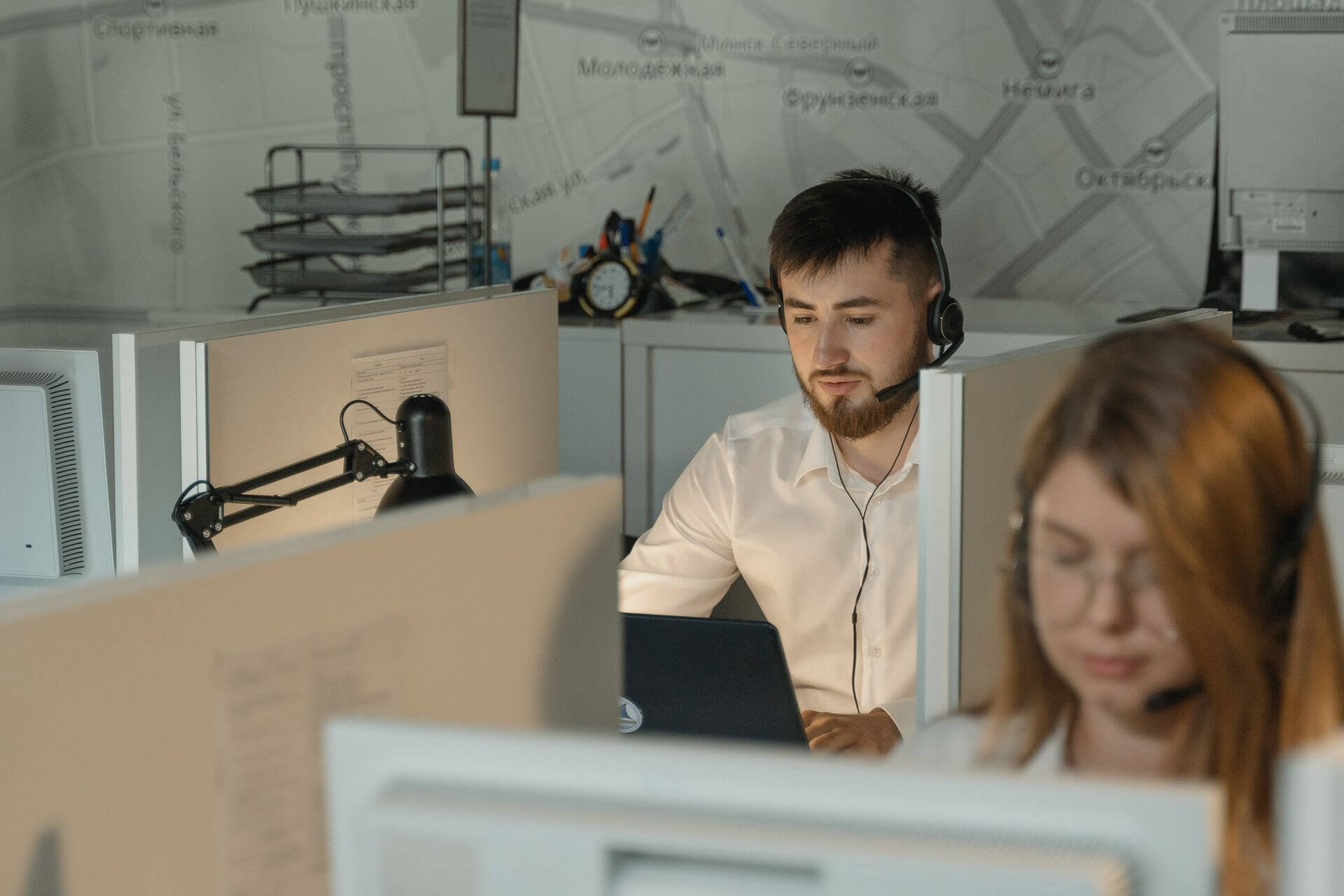 Empleados en una oficina.