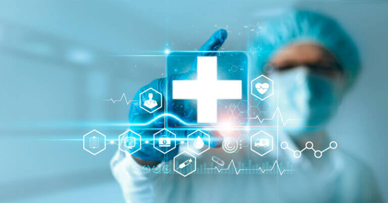 Profesional de salud interactúa con una interfaz digital con íconos médicos, representando el uso de Patient 360 para conectar datos de salud.