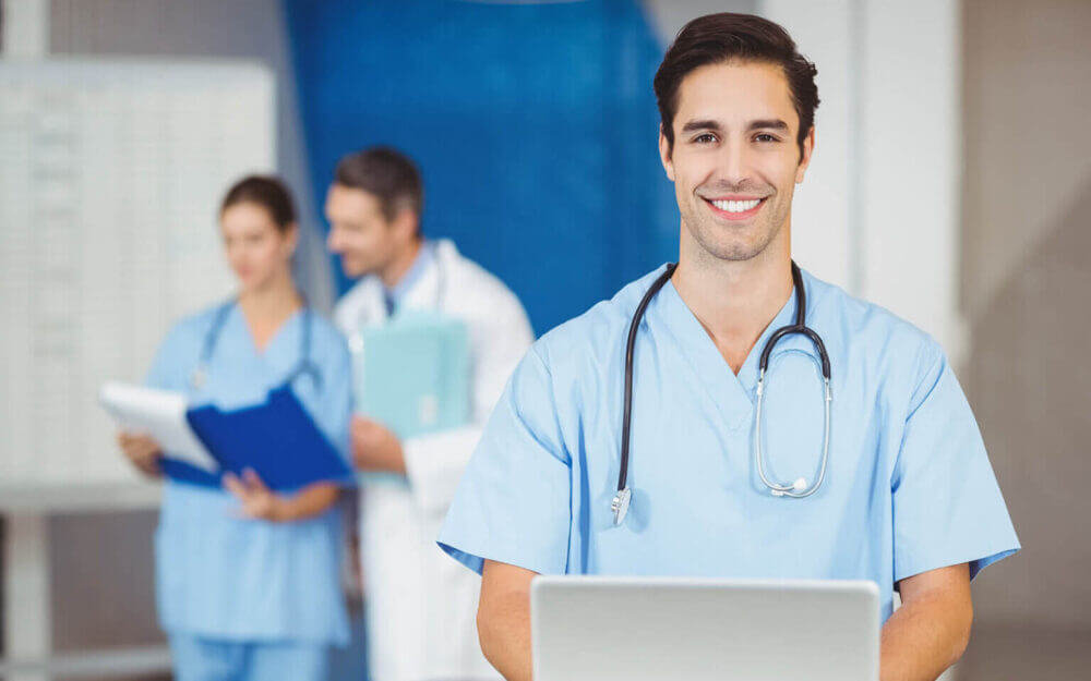 Profesional de salud con tablet en un entorno clínico, en una imagen sobre digitalización en salud, farma y gestión de datos.