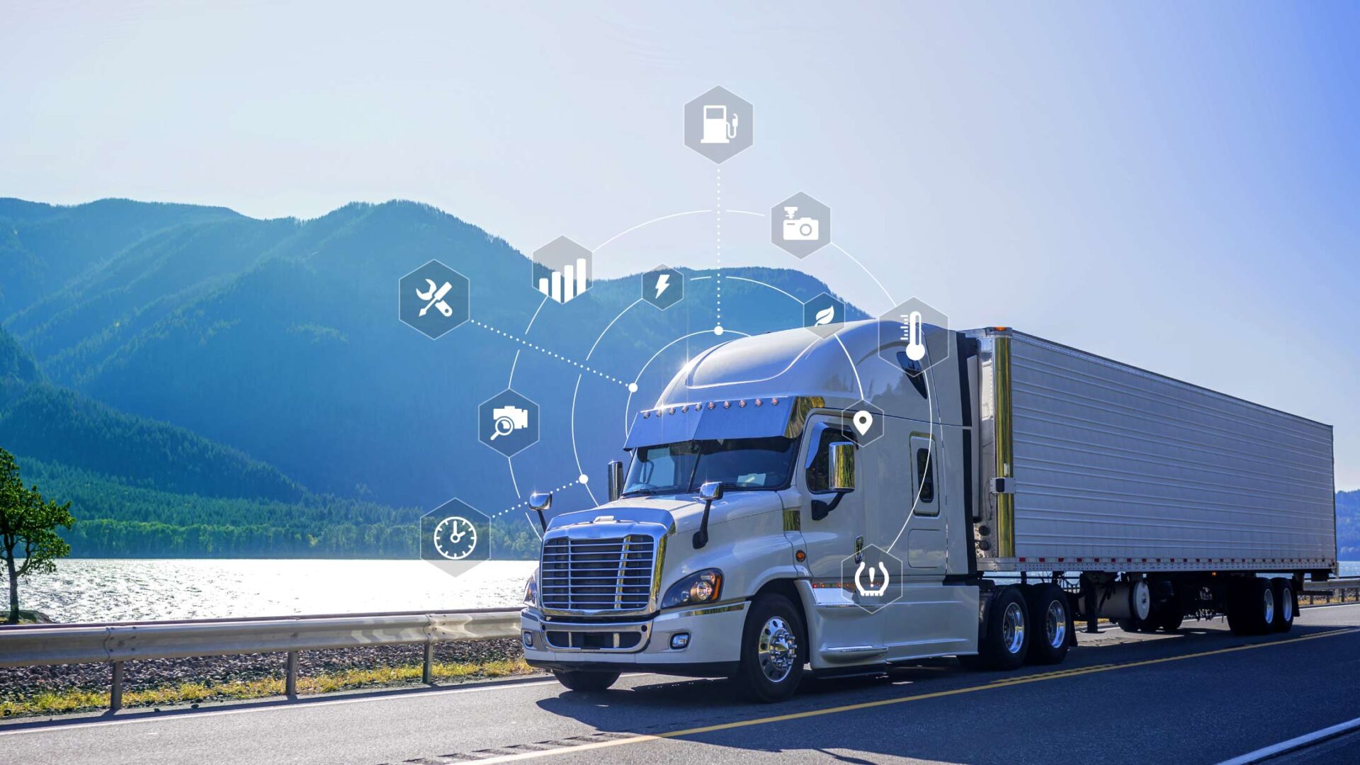 Camión de carga en ruta con íconos digitales de telemática, sensores y mantenimiento predictivo de flotas.