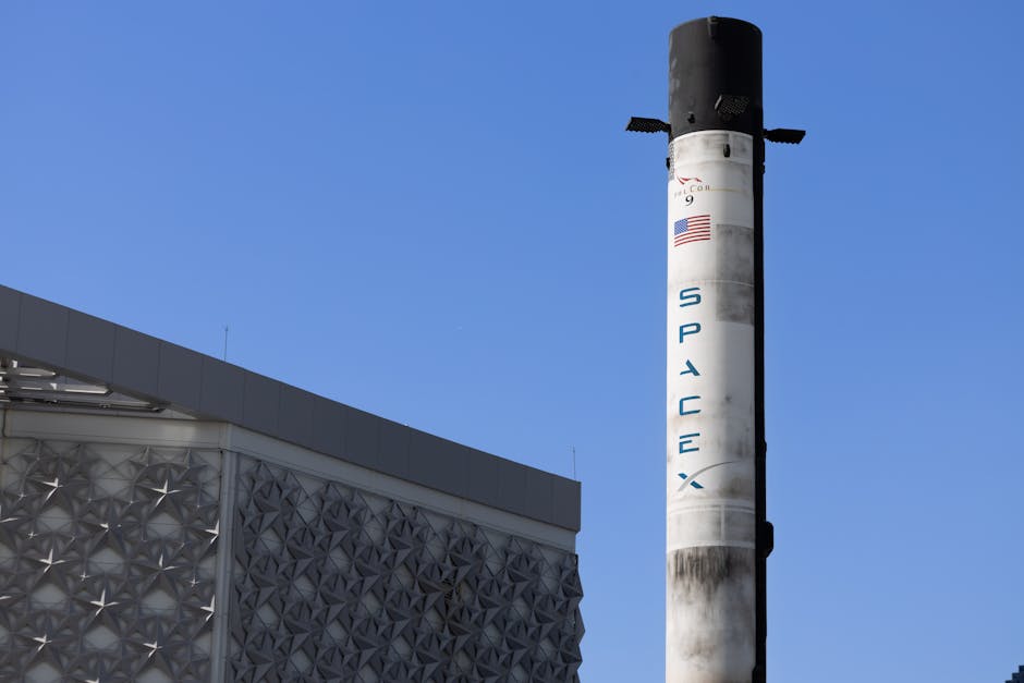 Cohete de SpaceX minutos antes de su lanzamiento.