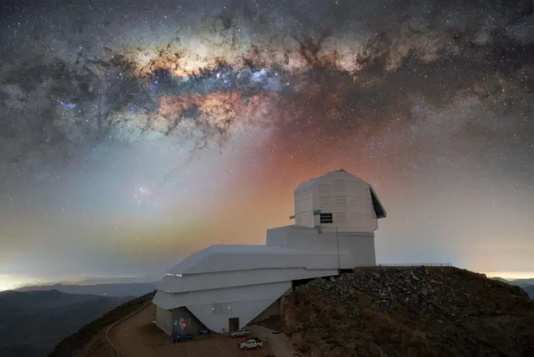 El Observatorio Vera Rubin aparece en Cerro Pachón bajo un cielo nocturno con la Vía Láctea sobre la cúpula del telescopio.