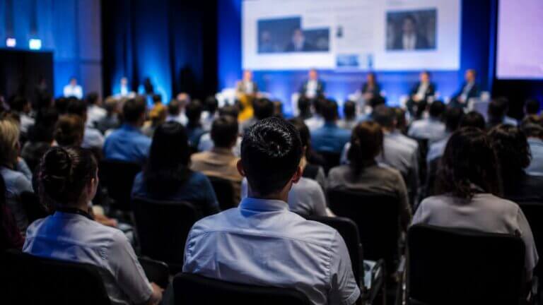 Hoy, organizadores, marcas y sponsors buscan entender qué sucede durante la experiencia, cómo interactúan las audiencias, qué contenidos despiertan mayor interés, cuáles son los hábitos de consumo y qué señales permiten anticipar nuevas oportunidades de negocio. El desafío ya no pasa únicamente por reunir personas, sino por comprenderlas.