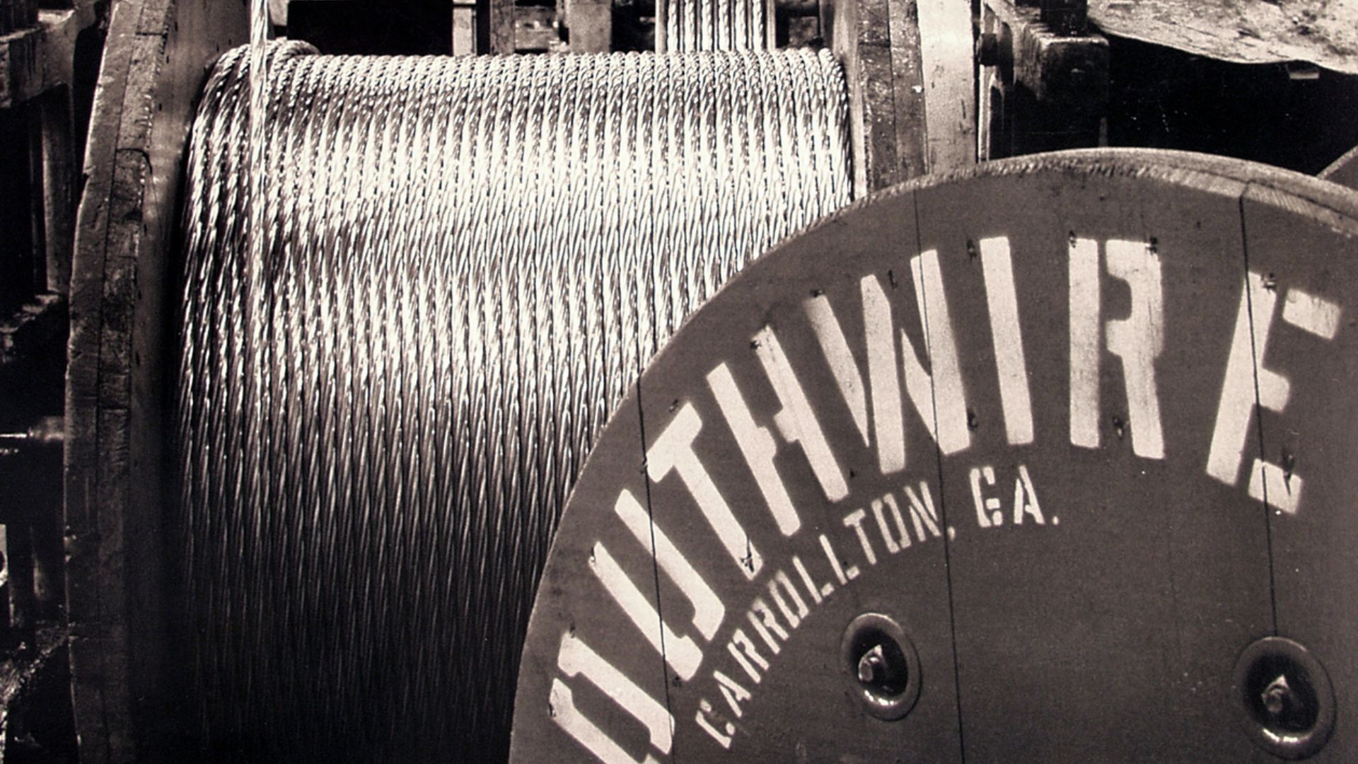 Imagen en blanco y negro de una bobina de cable con la marca Southwire en Carrollton, Georgia.