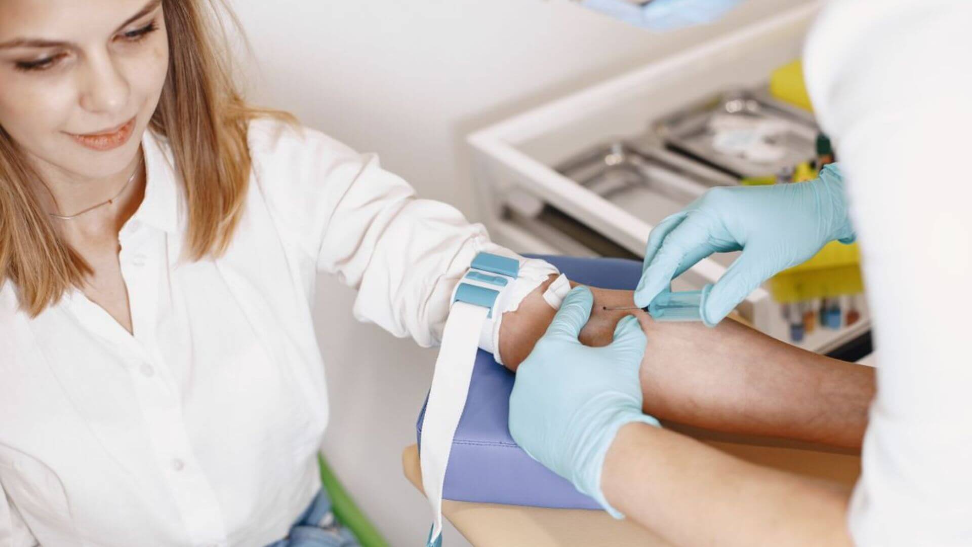 Profesional de la salud extrae una muestra de sangre a una paciente para realizar el análisis de Oncoliq