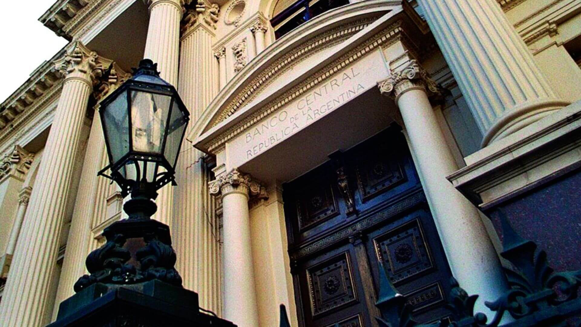 Fachada del Banco Central de la República Argentina, organismo clave para regular los dólares digitales en el sistema financiero.