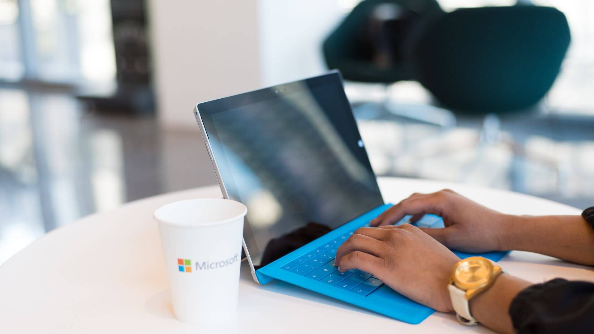 Persona escribe en una notebook Microsoft, en una nota sobre Pieter Levels y el uso de inteligencia artificial para desarrollar videojuegos.