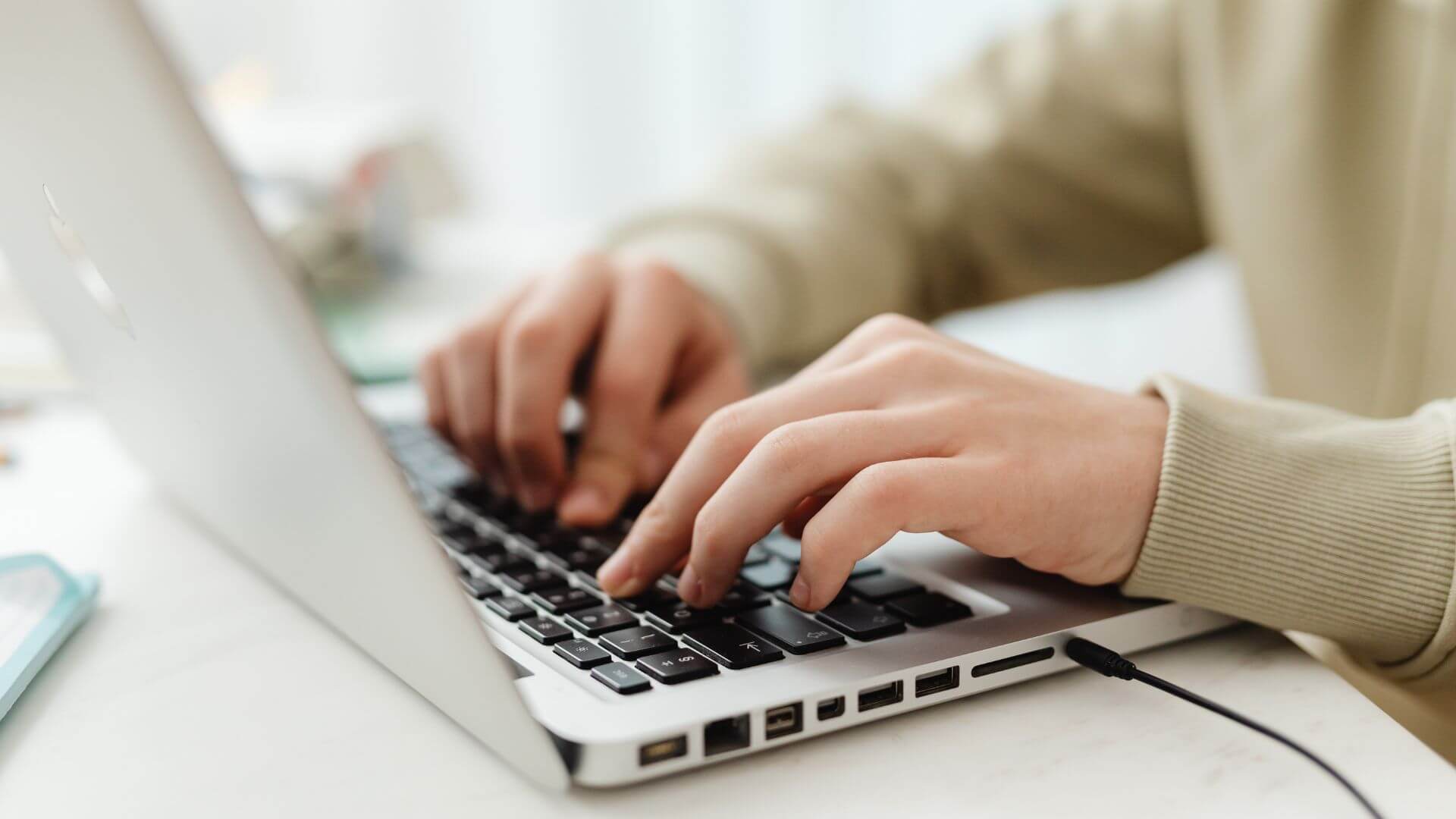 Persona utiliza una computadora portátil en una imagen asociada con las integraciones digitales que desarrolla Conexa.