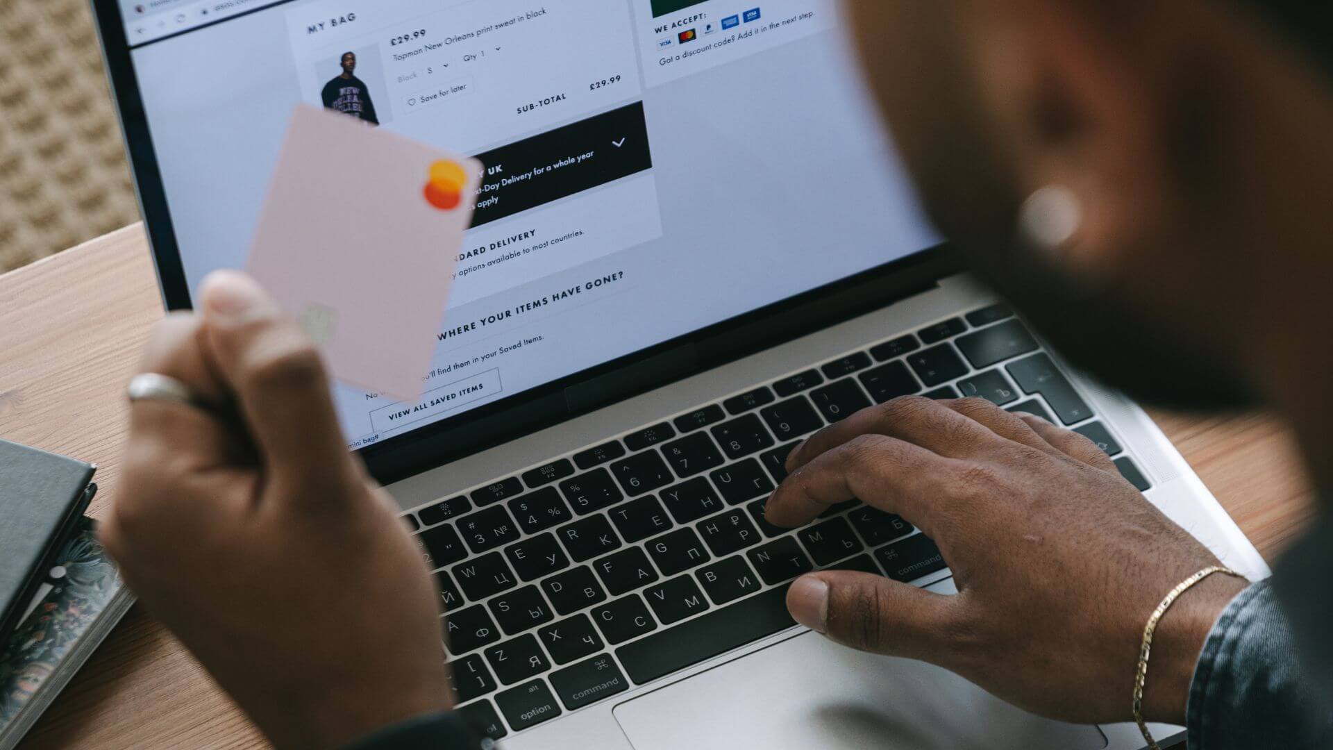 La imagen representa una operación digital en la que una credencial de pago se utiliza para completar una compra dentro de una plataforma de comercio electrónico.