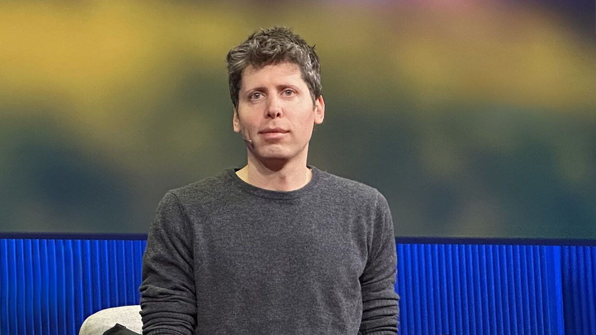 Ejecutivo durante una exposición pública vinculada con una nota sobre Sam Altman, OpenAI, startups e inteligencia artificial.