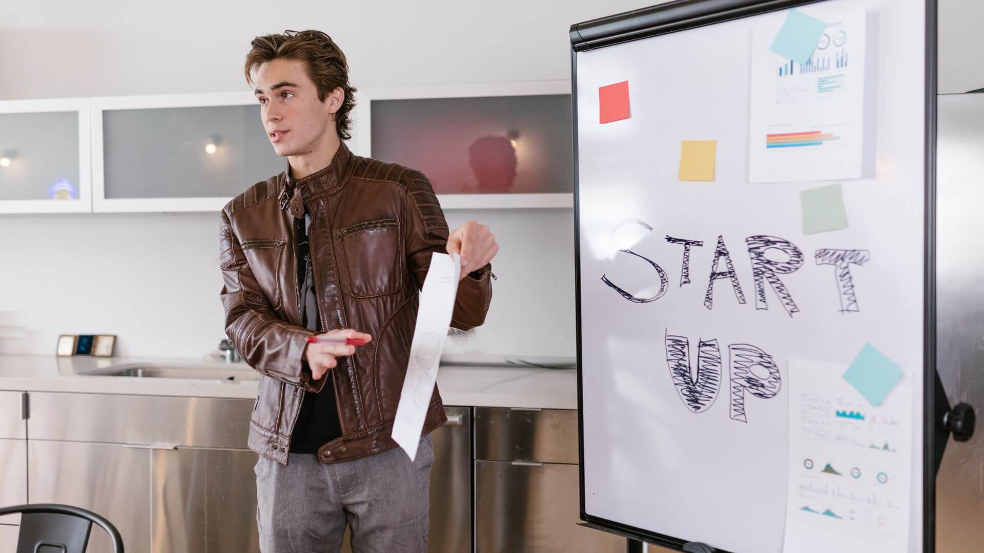 Emprendedor presenta una idea de negocio ante un equipo, en una imagen vinculada con la visión de Sam Altman sobre startups e inteligencia artificial.