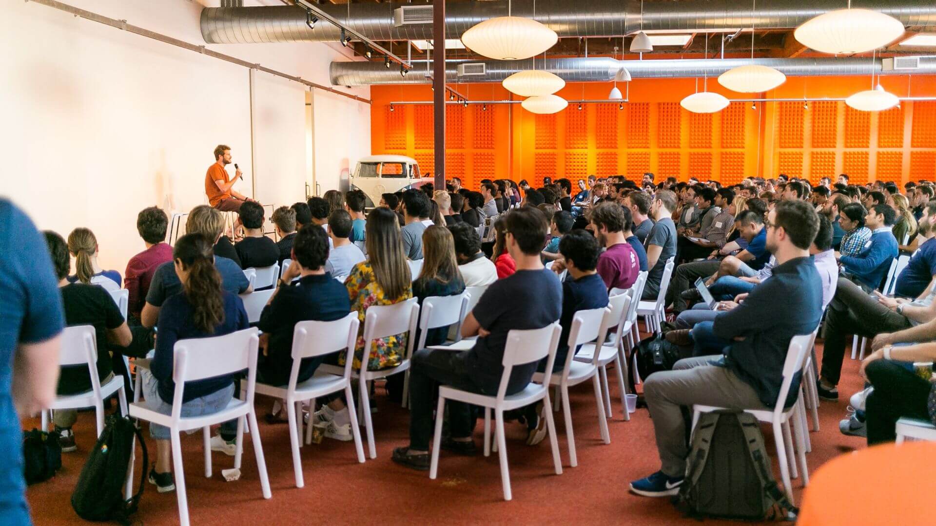 Encuentro de emprendedores en Y Combinator vinculado con la experiencia de Sam Altman en la formación de startups tecnológicas.