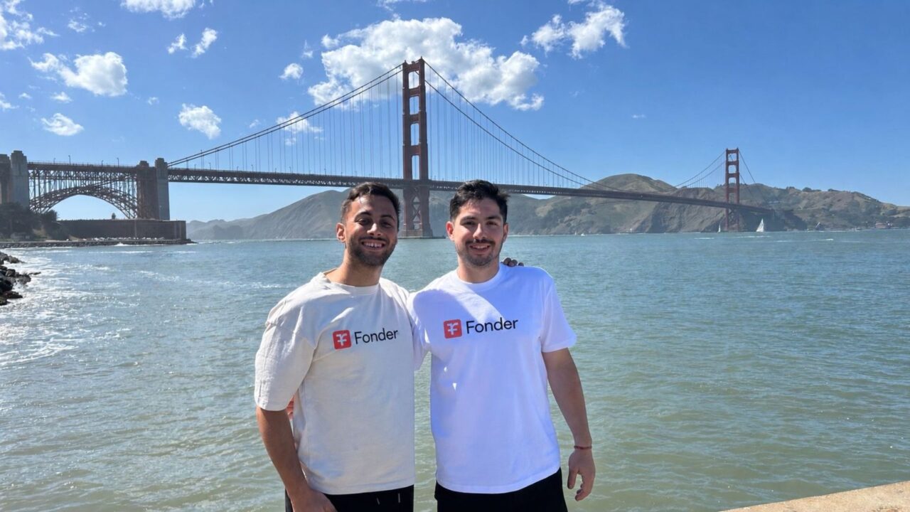 Dos integrantes de Fonder con remeras de la startup frente al puente Golden Gate, en San Francisco.