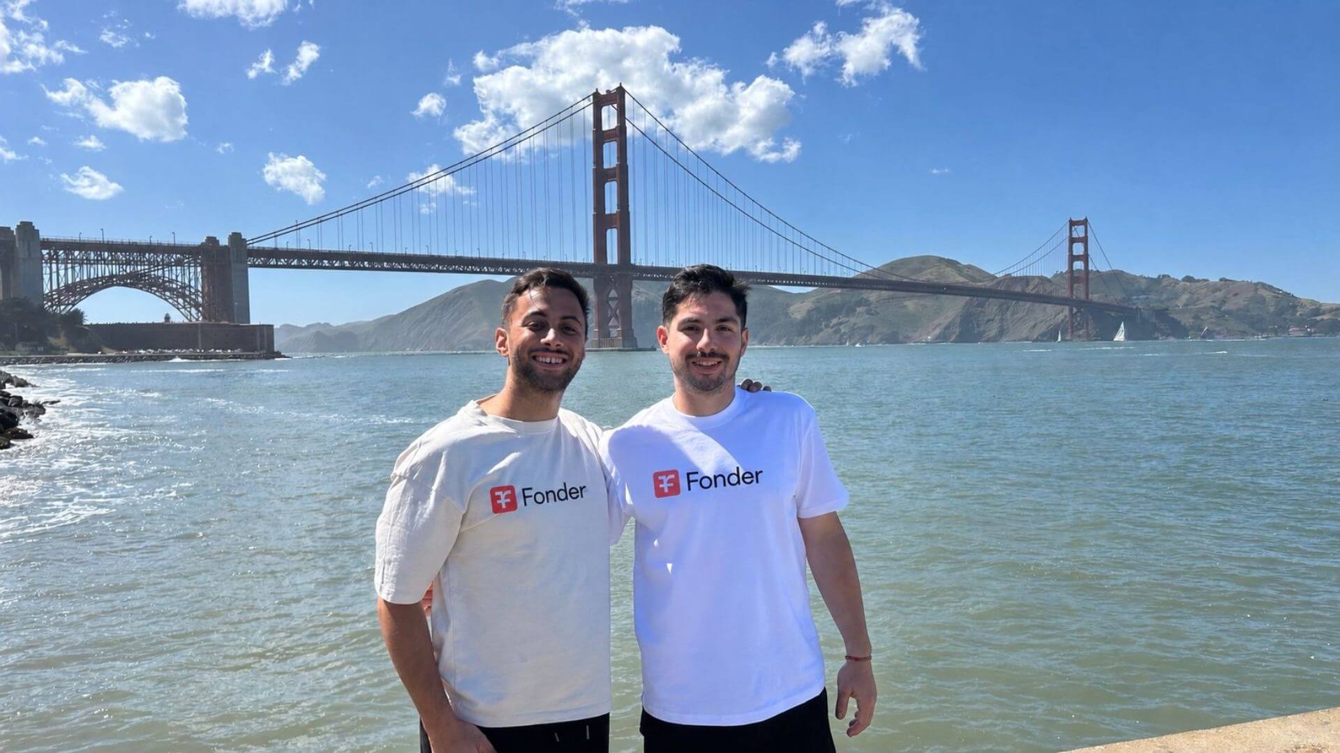 Dos integrantes de Fonder con remeras de la startup frente al puente Golden Gate, en San Francisco.