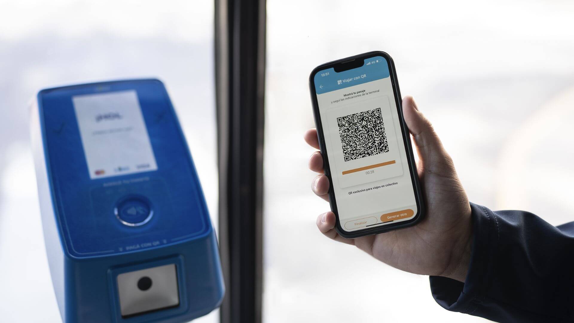 Pasajero utiliza un código QR en tranporte público para pagar el boleto con el celular frente a una validadora.