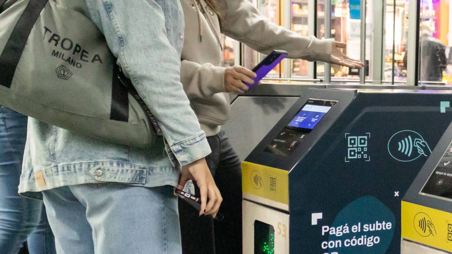 Pasajeros utilizan QR en tranporte público para ingresar al subte mediante molinetes habilitados para pagos digitales.