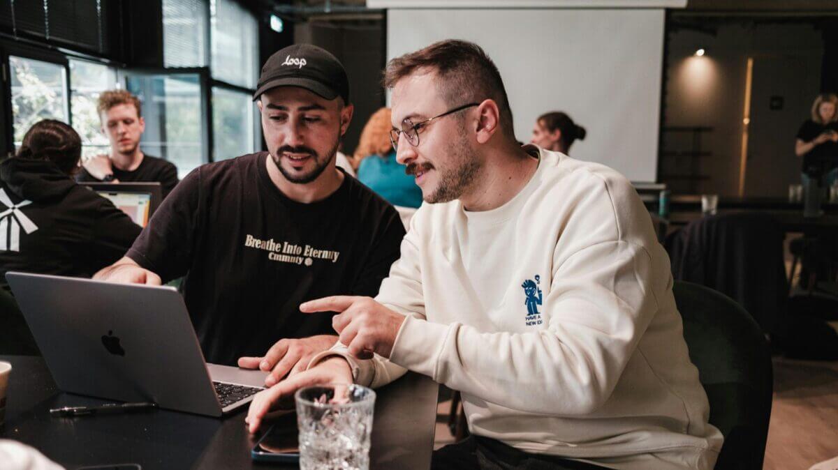 Dos emprendedores trabajan frente a una computadora en un espacio compartido vinculado con el ecosistema de startups unicornio.