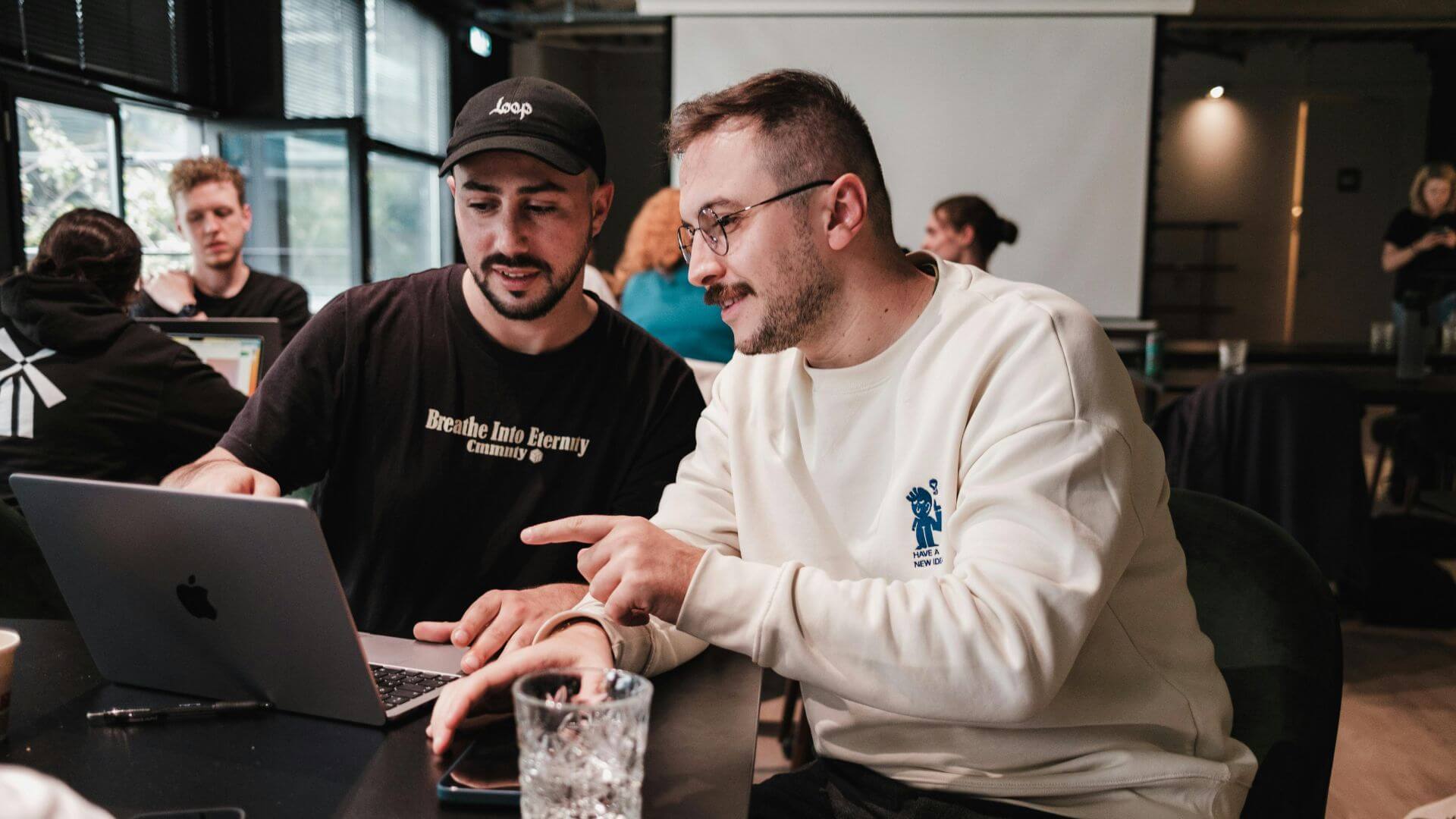 Dos emprendedores trabajan frente a una computadora en un espacio compartido vinculado con el ecosistema de startups unicornio.