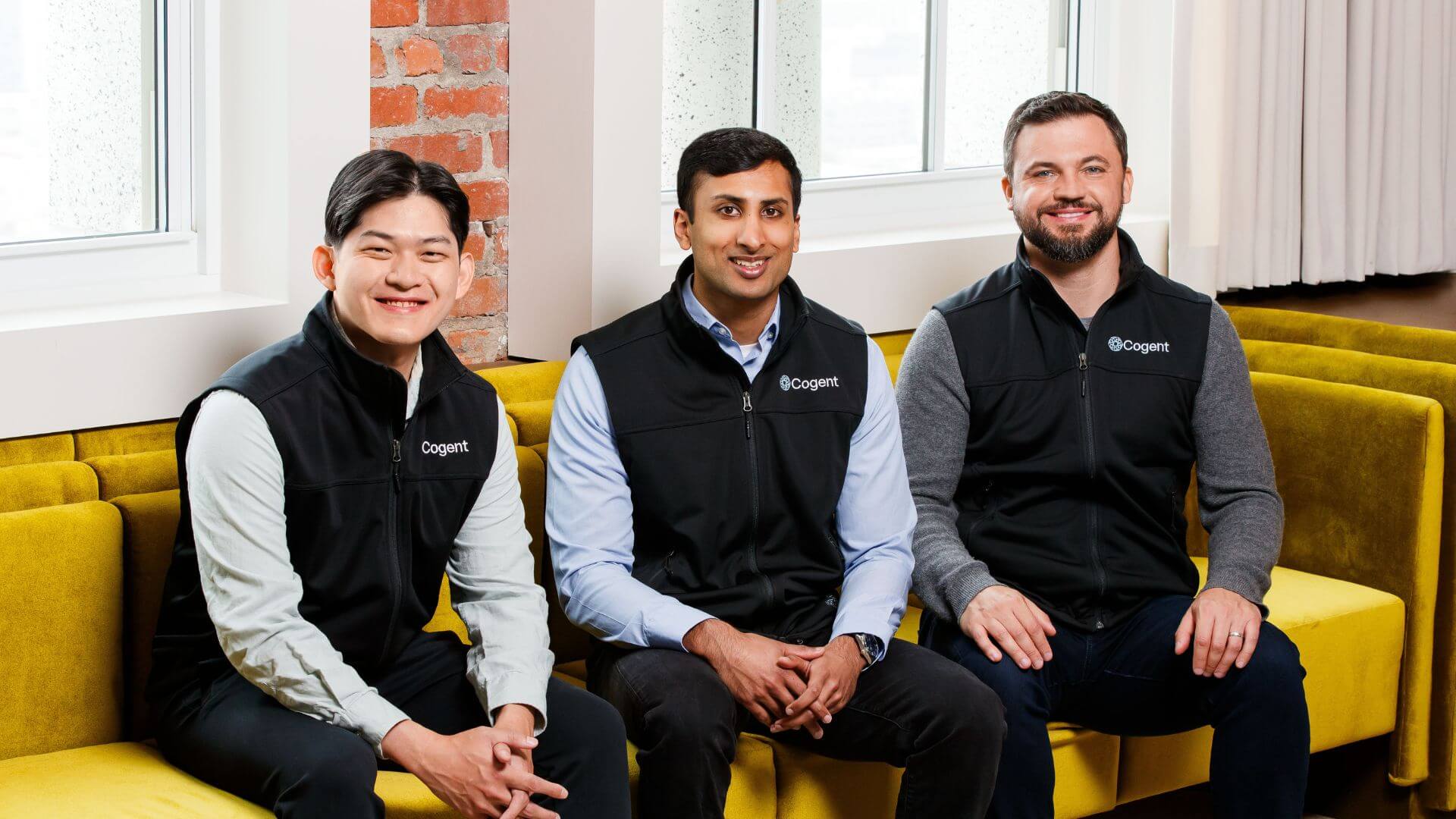 Thanos Baskous, Vineet Edupuganti y Geng Sng, fundadores de Cogent Security, posan juntos en una oficina.