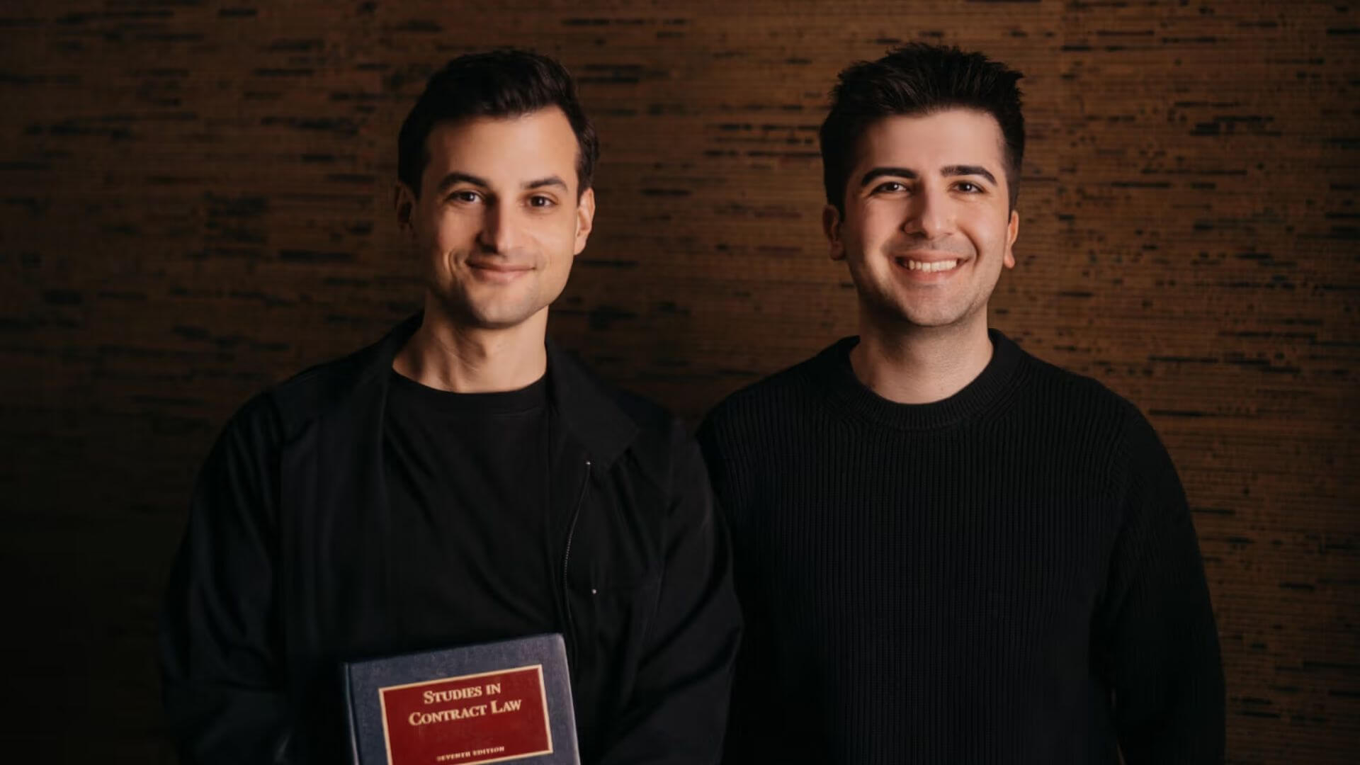 Ryan Daniels y John Sarihan, fundadores de Crosby, posan juntos en una imagen institucional de la compañía.