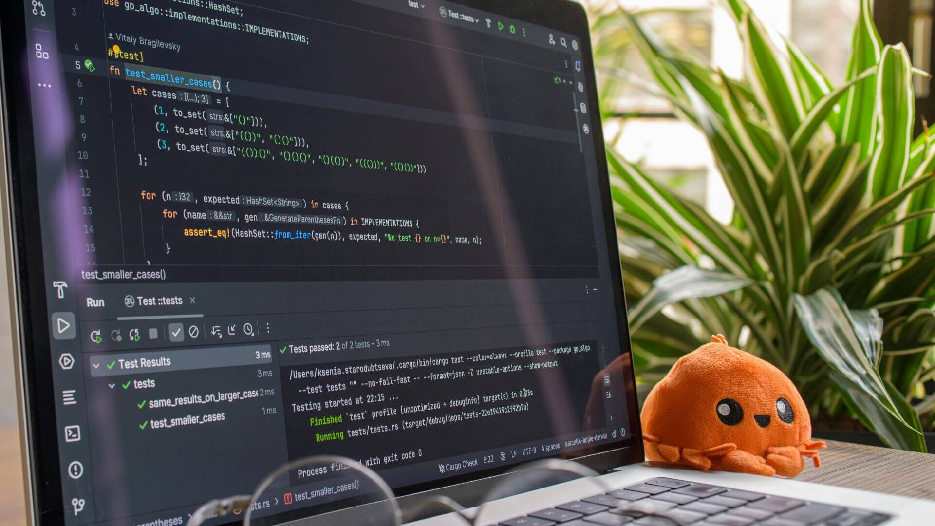 Notebook con un editor de código abierto, en una nota sobre Jensen Huang y el impacto de la inteligencia artificial en el desarrollo de software.