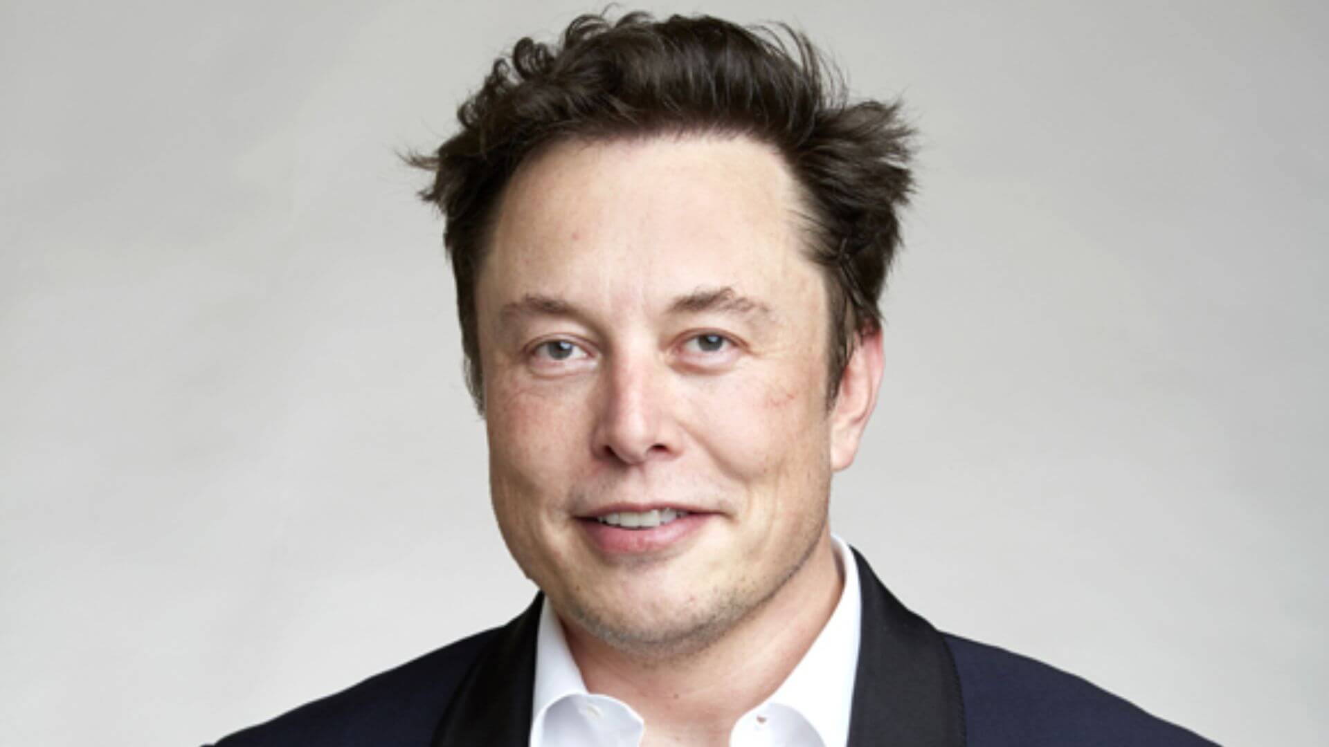 Elon Musk plantea que la abundancia creada por la IA podría romper el vínculo histórico entre salario, ingresos y empleo.