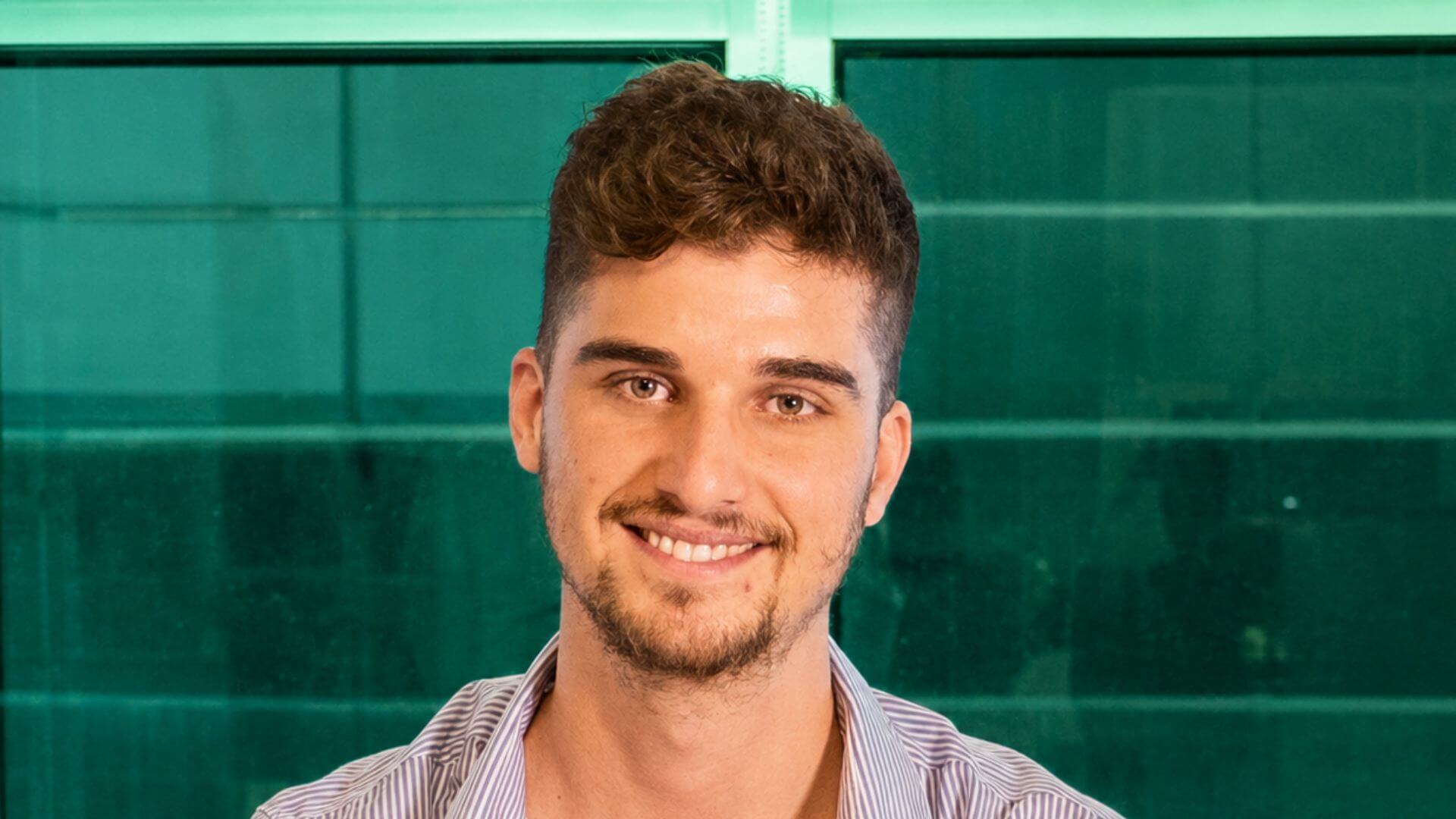 Lucas Borsatto, cofundador y director comercial de DinoCloud, especialista en cloud híbrida en salud y farma, posa ante un fondo verde.