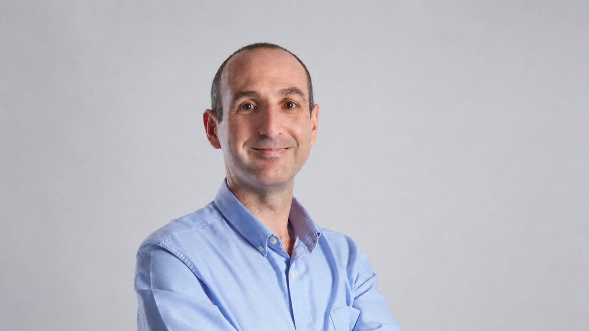 Nicolás Dawidziuk, gerente comercial de OneCloud Argentina y especialista en cloud híbrida en salud y farma, posa con los brazos cruzados.