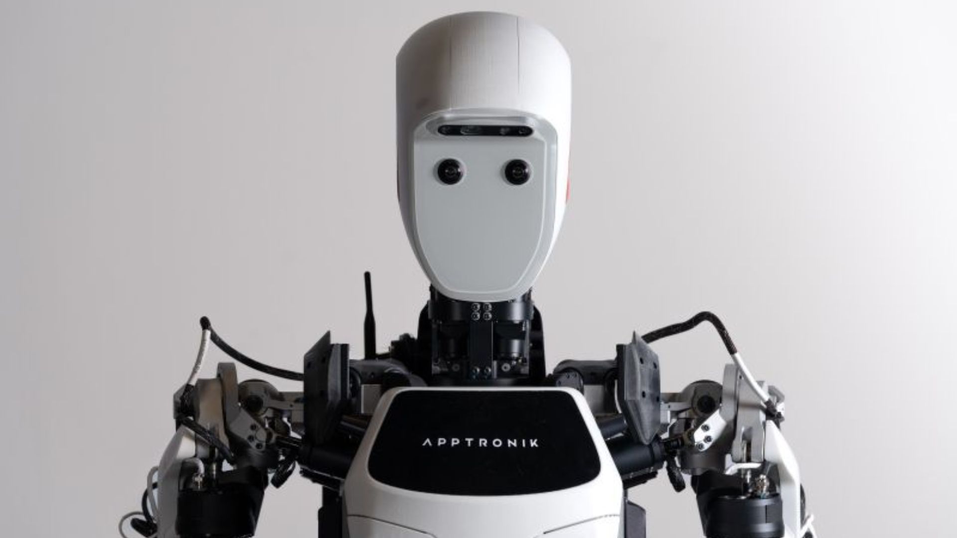 Primer plano de un robot humanoide de Apptronik asociado a Robot Park, con sensores visibles en la cabeza y el torso.