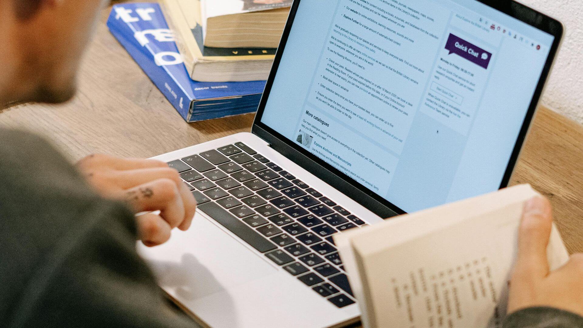 Estudiante consulta material académico en una notebook como apoyo de estudio para el uso de Mi Econ.